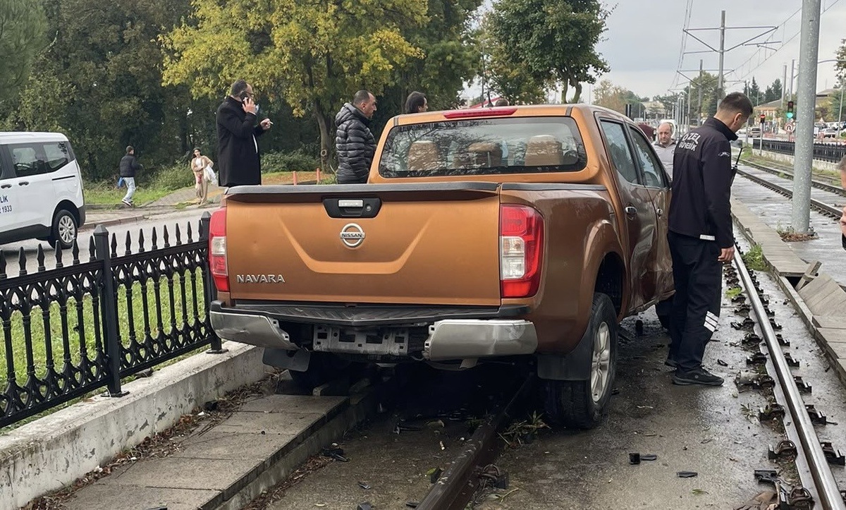 Samsun Atakum'da kontrolden çıkan pikap tramvay yoluna girdi, seferler normale döndü