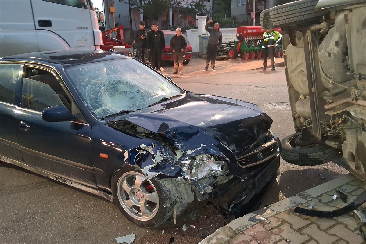 Samsun Havza'da iki otomobil çarpıştı, 4 kişi yaralandı; sıkışan sürücü kurtarıldı