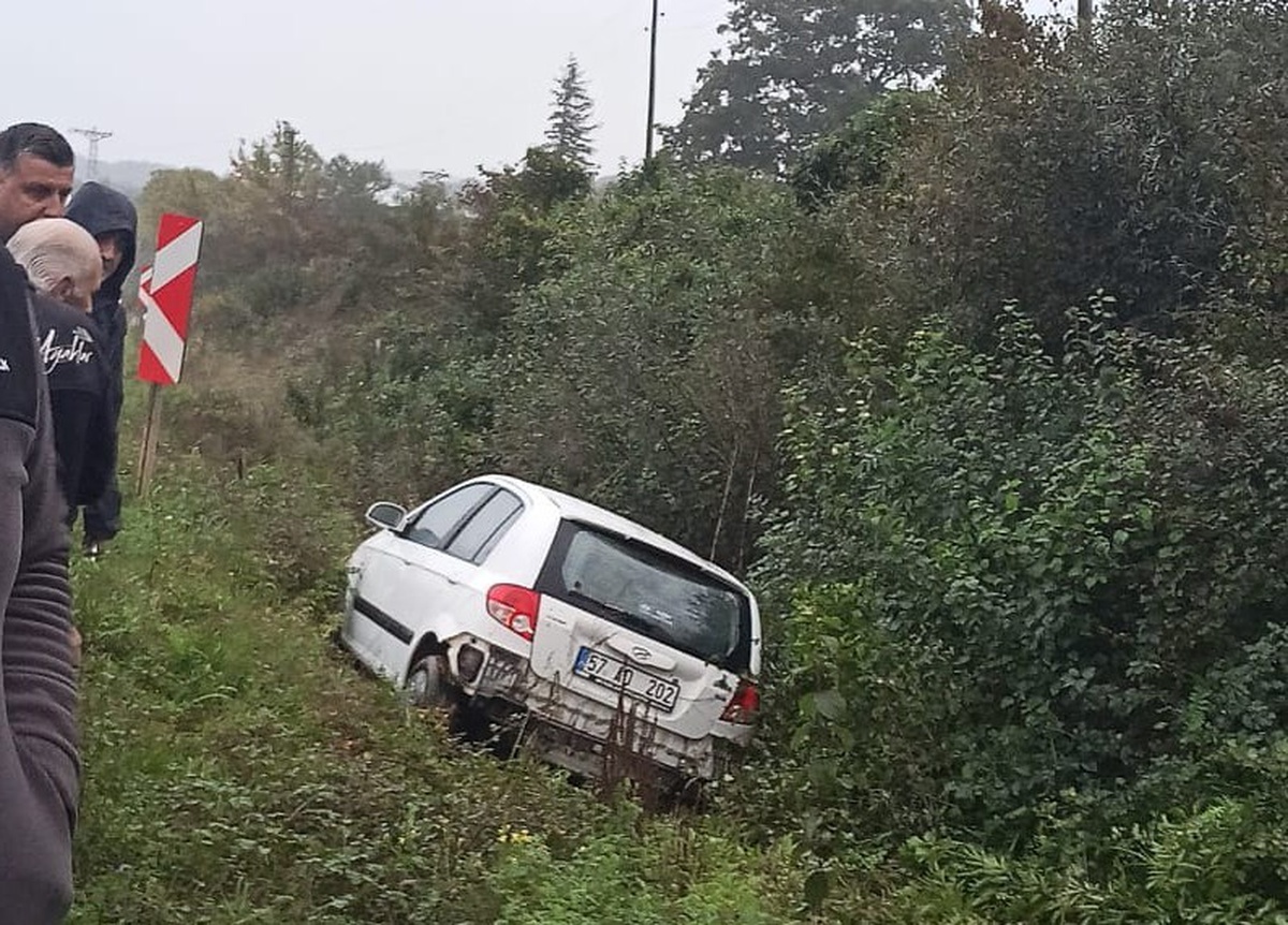 Sinop'ta Erfelek-Sinop yolunda şarampole uçan otomobilde 4 kişi yaralandı