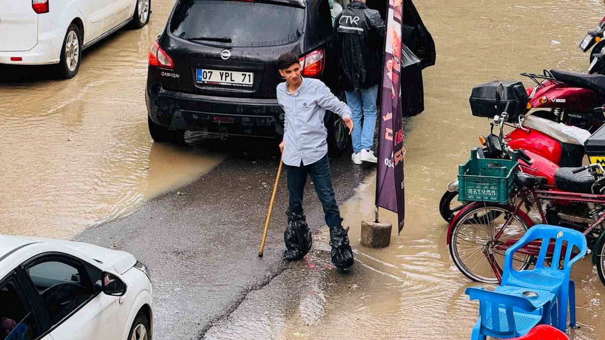 Şırnak Cizre'de sağanak sokakları sular altında bıraktı, uzun araç kuyruğu oluştu