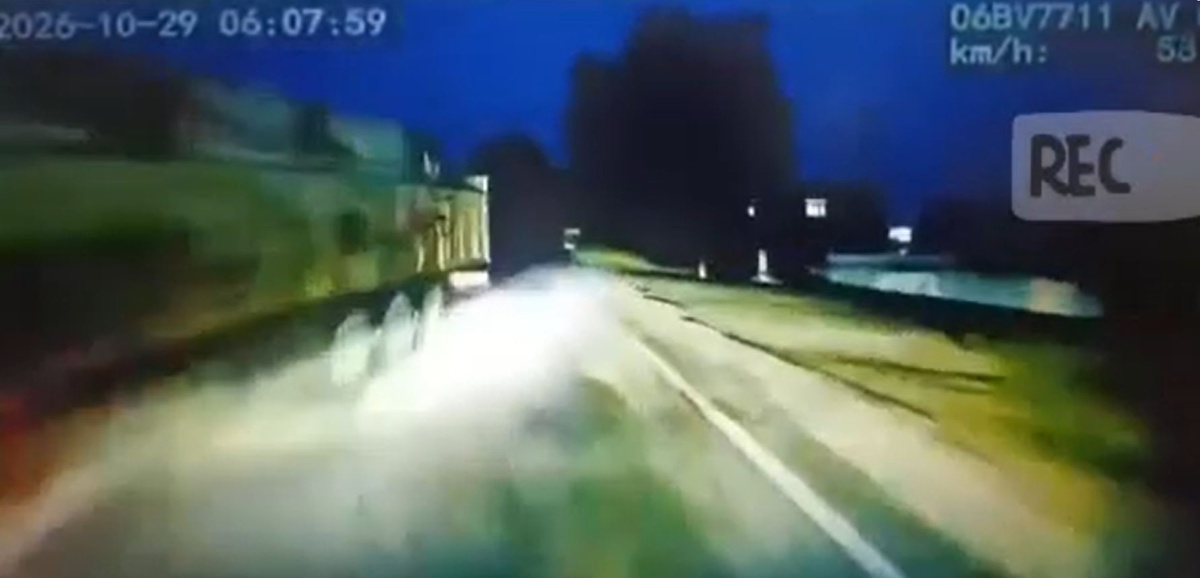 Şırnak'ta TIR'ın dorsesi yolcu otobüsünün üzerine kaydı! Kaza anı kamerada: Şoför hayatını kaybetti, 14 yaralı