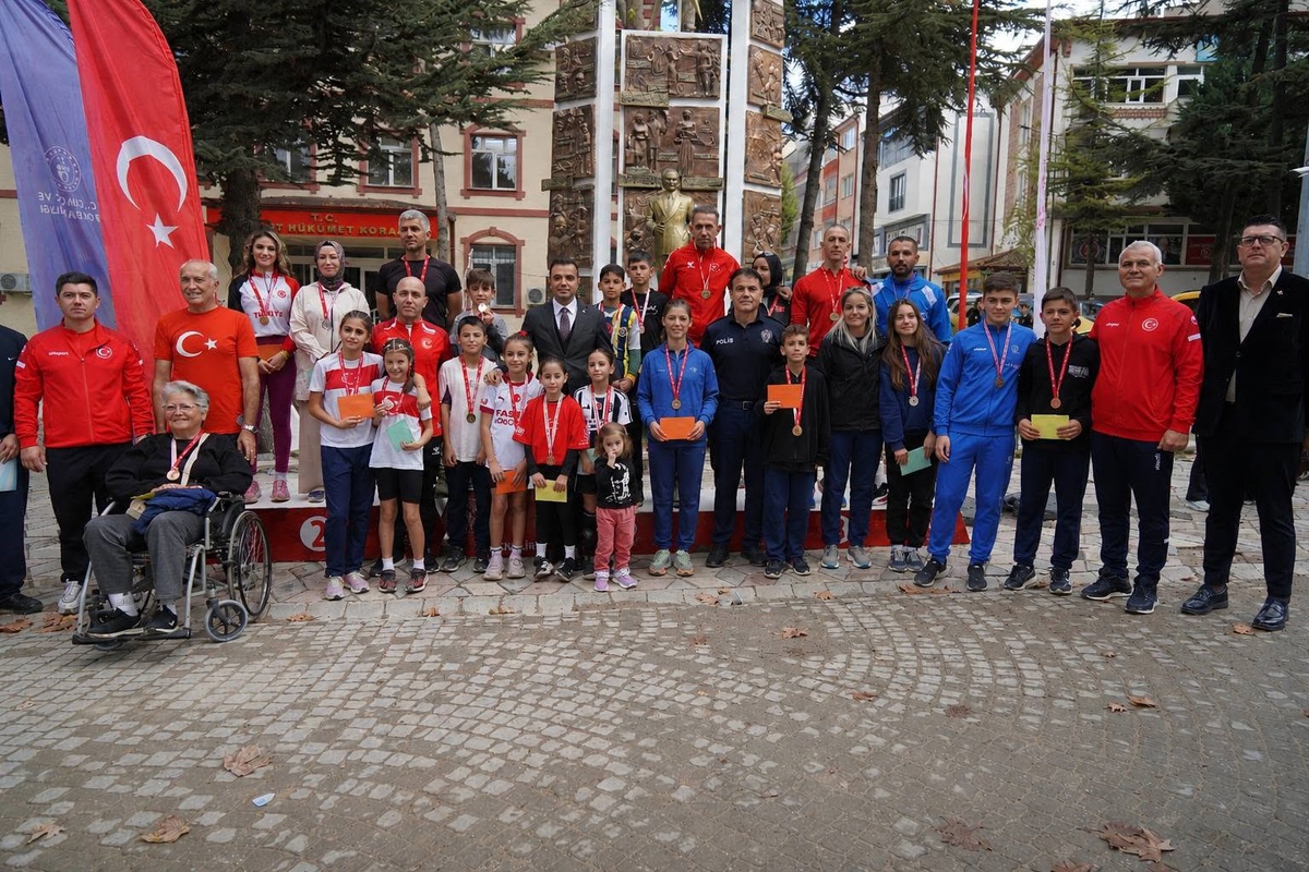 Söğüt'te Cumhuriyet'in 103. yıl dönümünde 512 sporcu halk koşusuna katıldı