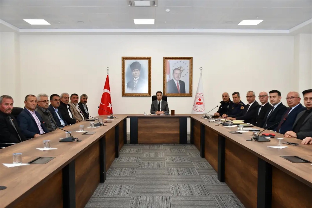 Sorgun Kaymakamı Canpolat, muhtarlarla talepleri ve kış tedbirlerini değerlendirdi