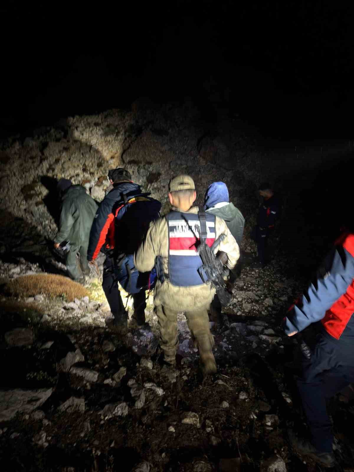Tunceli Ovacık'ta sis nedeniyle kaybolan 2 kişi 3050 rakımda kurtarıldı