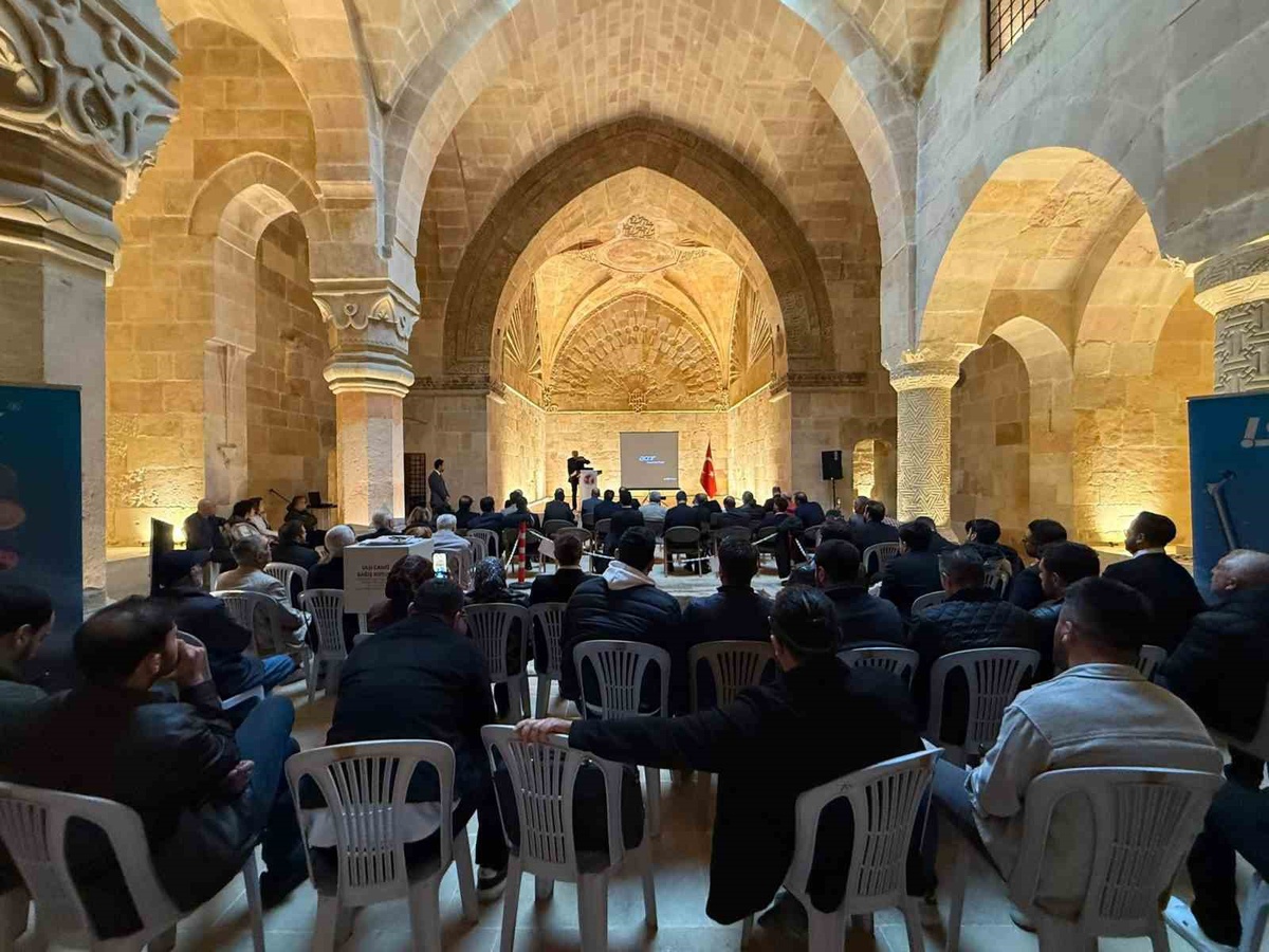 TUSYAD'ın diz artrozu toplantısı Divriği Ulu Camii ve Darüşşifasında yapıldı