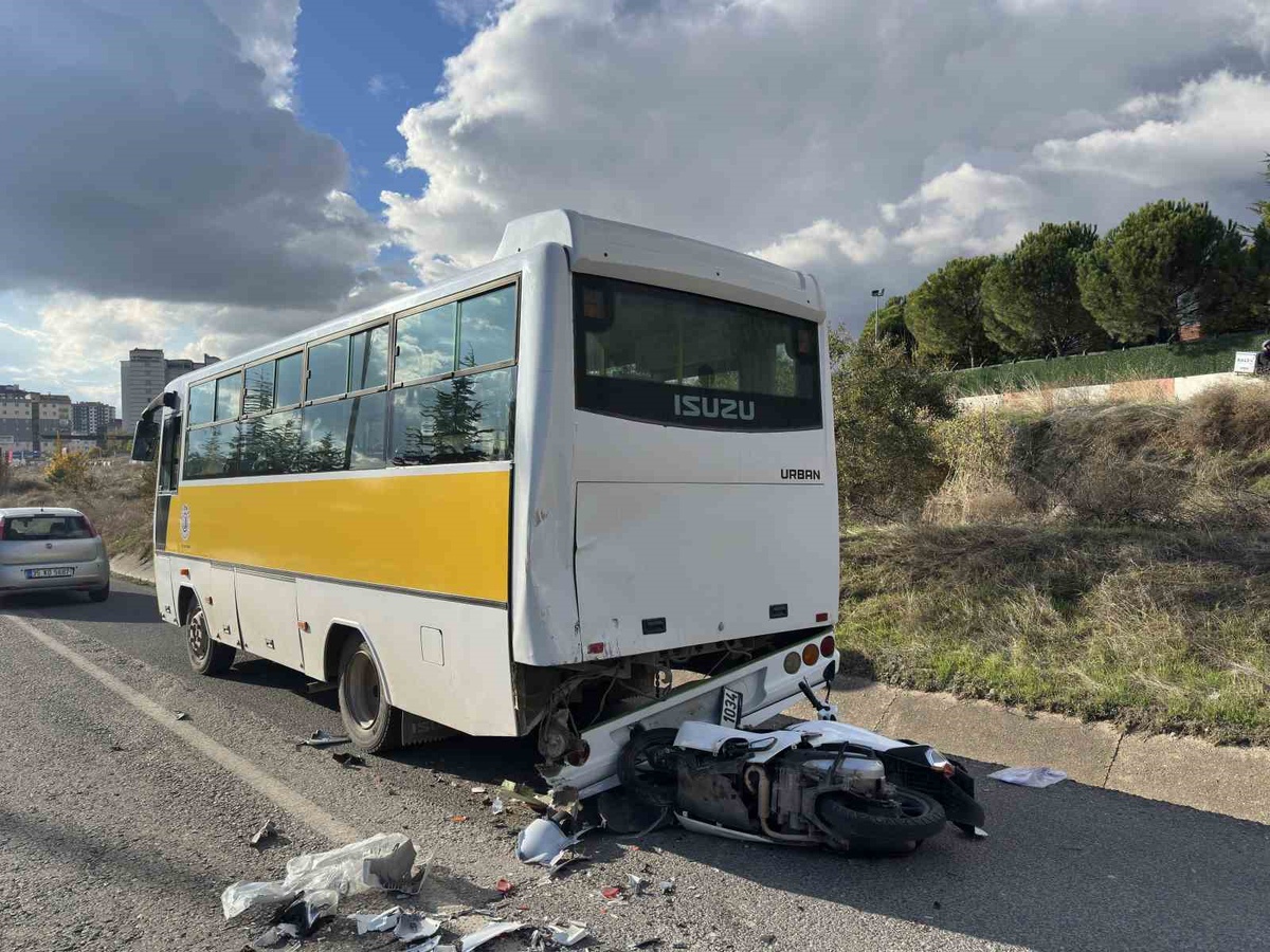 Uşak'ta motosiklet otobüse arkadan çarptı, 1 kişi öldü, 1 kişi ağır yaralandı