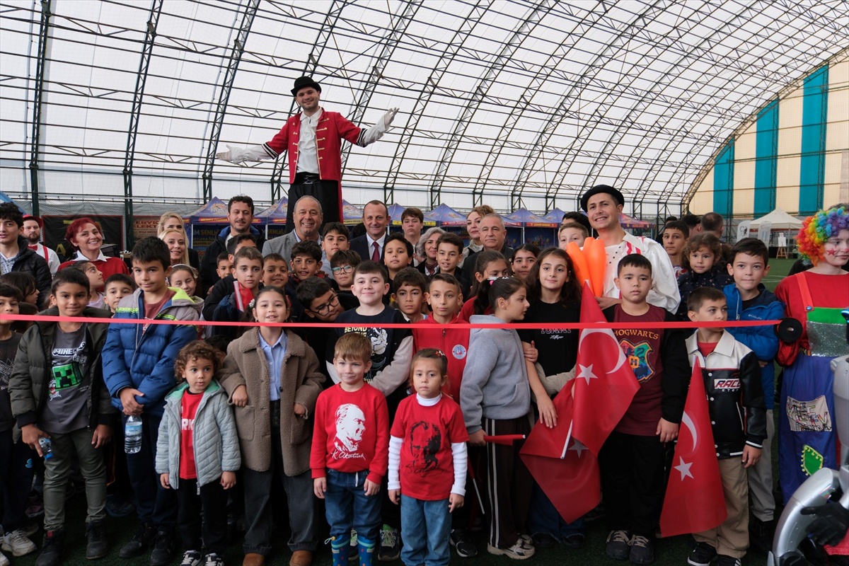 Yalova Çiftlikköy'de 29 Ekim bilim şenliğinde çocuklar robotlarla buluştu