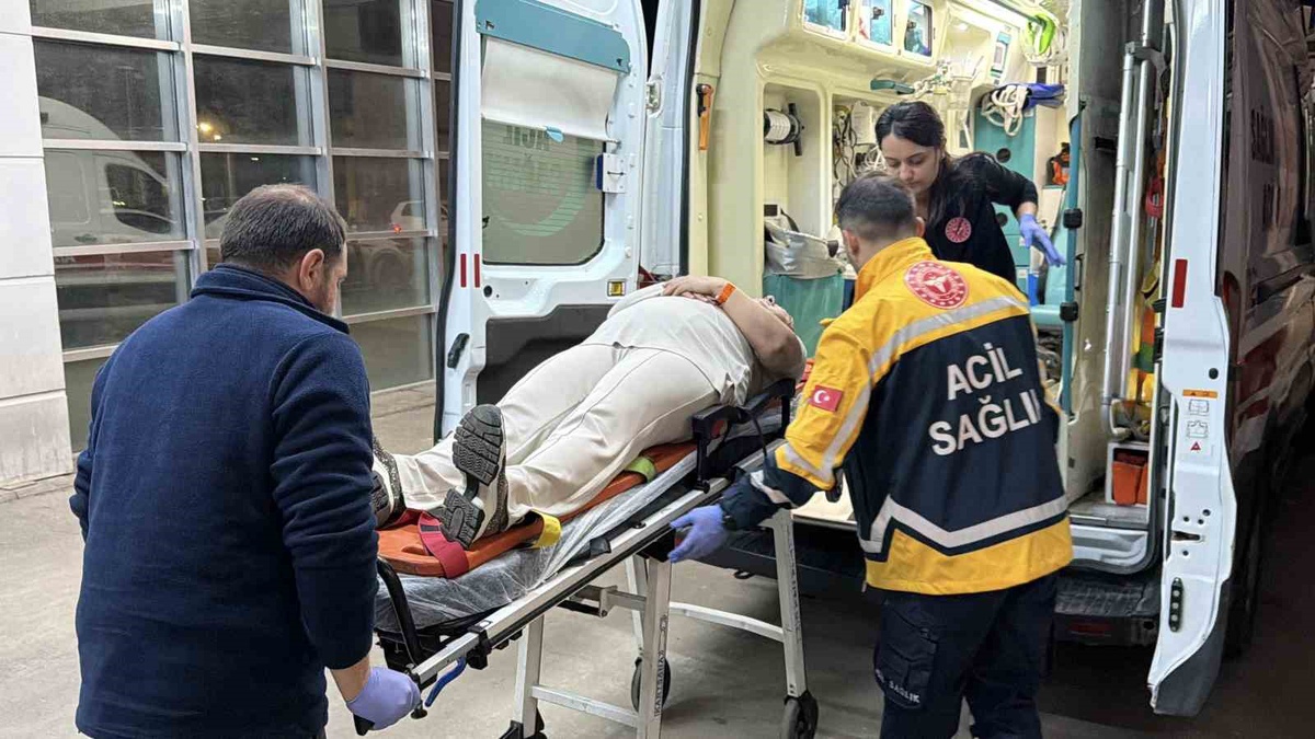 Adıyaman'da yardım için inen kadın, sürücüsü kaçan otomobilin çarpmasıyla yaralandı
