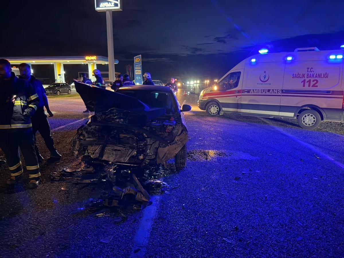 Adıyaman Kahta'da otomobil ile kamyonet çarpıştı, 1'i ağır 4 kişi yaralandı