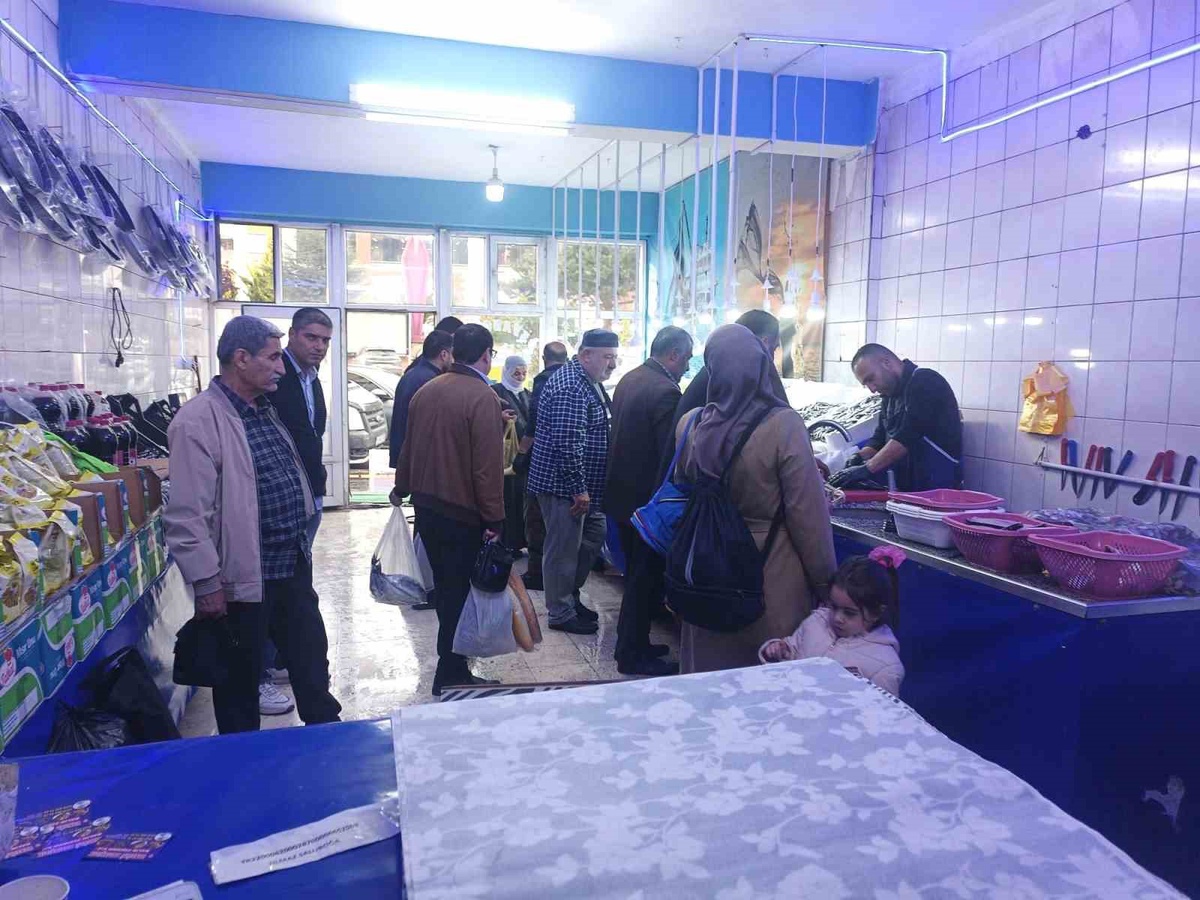 Ahlat'ta soğuk havalar balık satışı ve pişiriminde yoğunluk oluşturdu