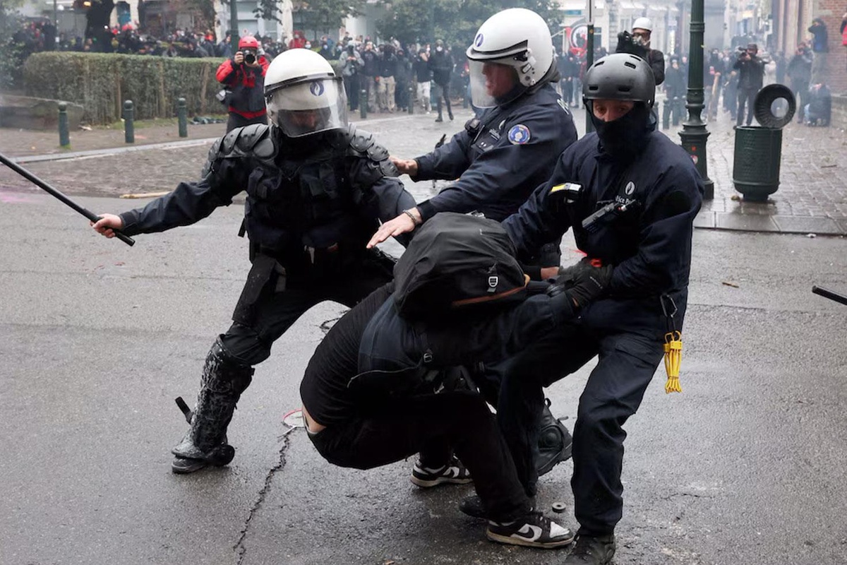Almanya'da 34 şehirdeki gençlik protestolarında binlerce kişi sokağa çıktı