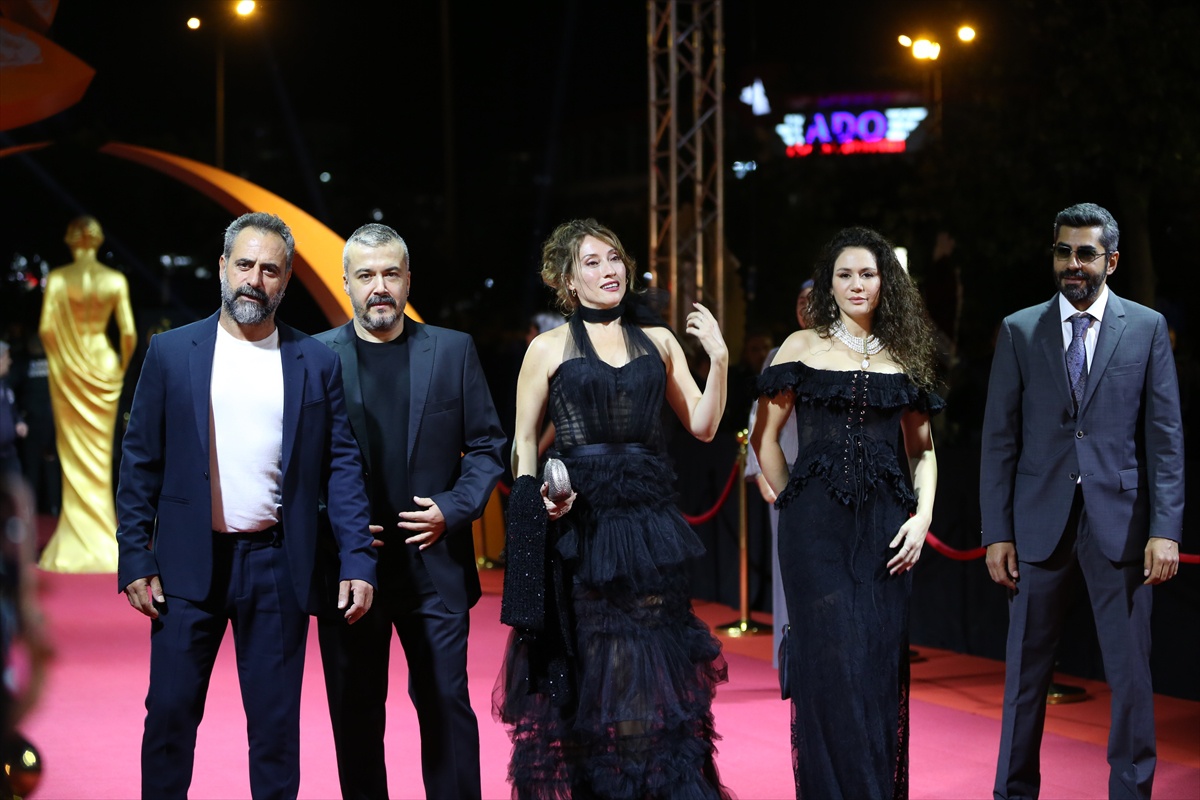 Antalya Altın Portakal'da kapanış töreni Cam Piramit önünde kırmızı halıyla başladı