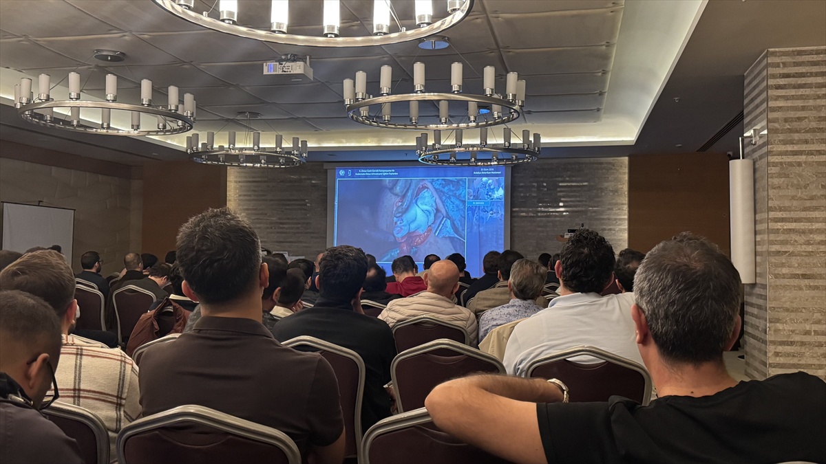 Antalya'da 3 omuz ameliyatı hekimlere canlı yayında aktarıldı