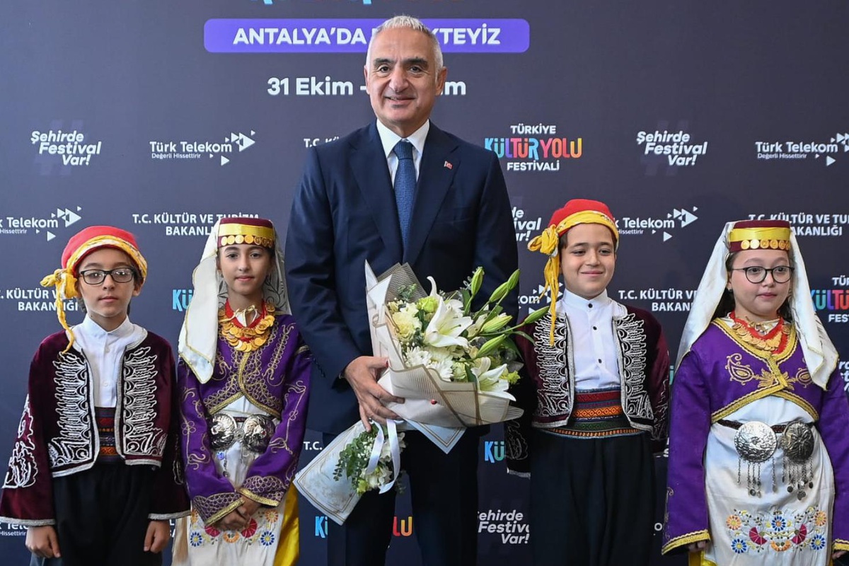 Bakan Ersoy: Antalya turizmini 12 aya yayacak yeni bir adım atıyoruz