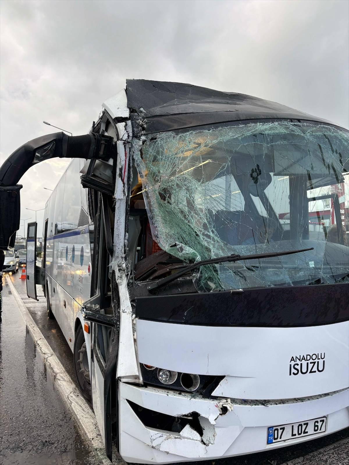 Antalya Manavgat'ta otobüs, kamyon ve otomobilin karıştığı kazada 6 kişi yaralandı