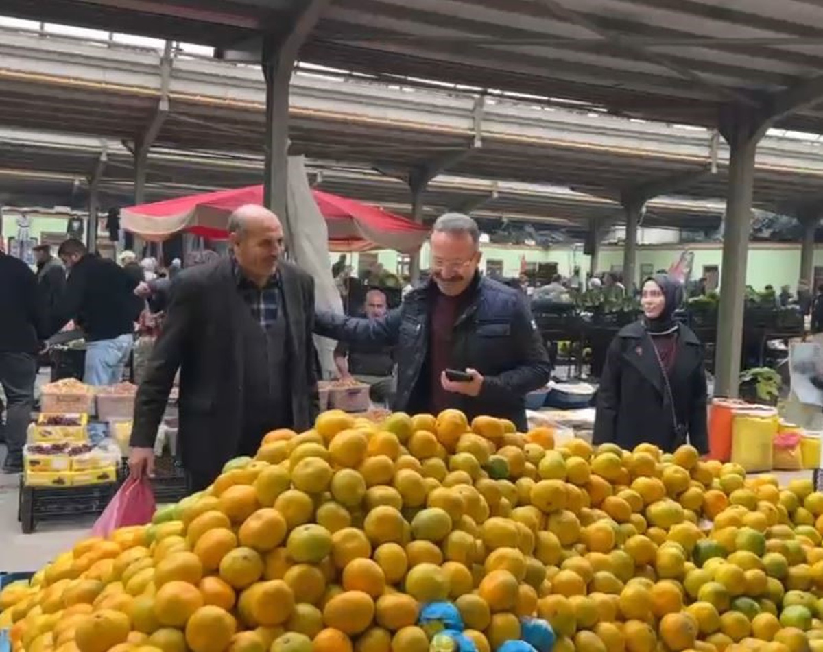Ardahan Valisi Ömer Hilmi Yamlı eşiyle pazarda alışveriş yapıp esnafla sohbet etti