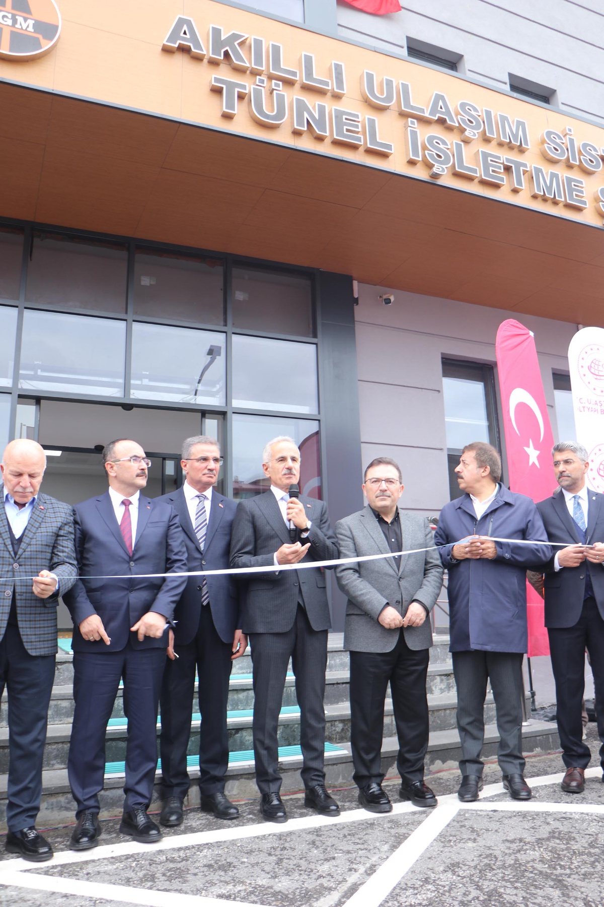 Bakan Uraloğlu Erzurum'daki akıllı ulaşım merkezini 375 milyon liralık yatırımla açtı
