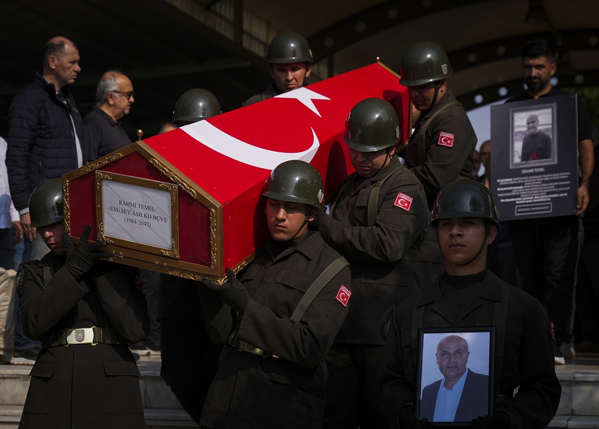 Batan Tuğberk İmamoğlu gemisinin birinci zabiti Rahmi Temel İzmir'de toprağa verildi