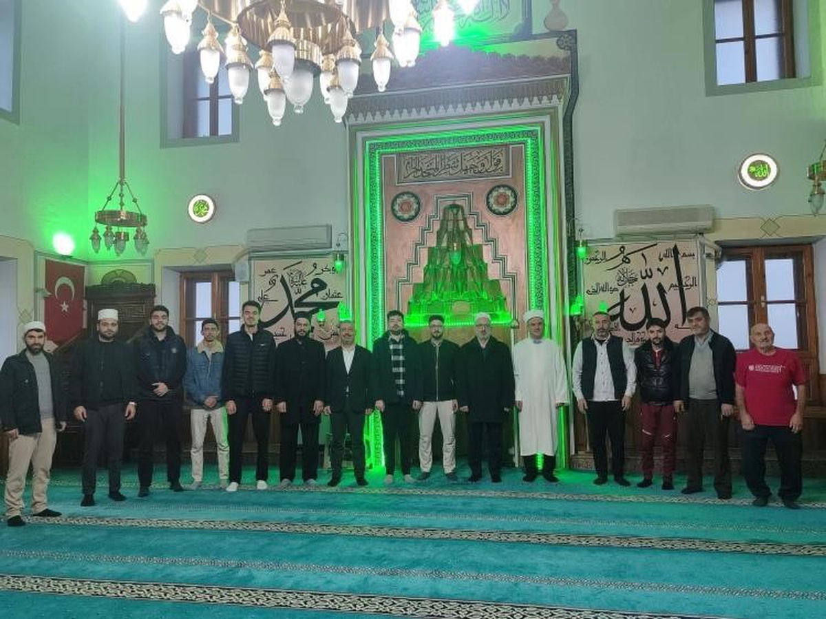 Bilecik İl Müftüsü Dikmen, gençlerle Yediler Camii'nde sabah namazında buluştu