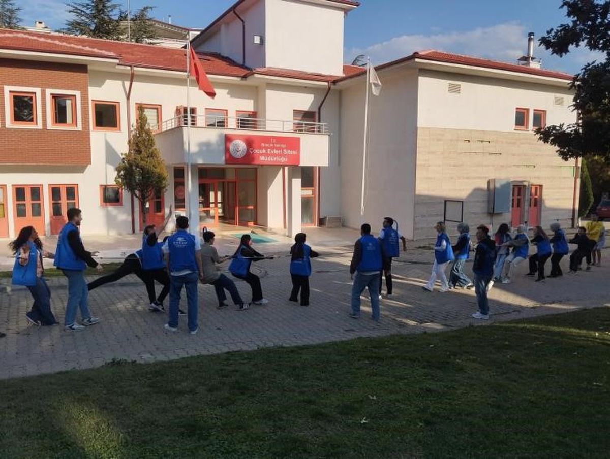 Bilecik'te gönüllü gençler çocuk evlerindeki çocuklarla oyun oynayıp sohbet etti.