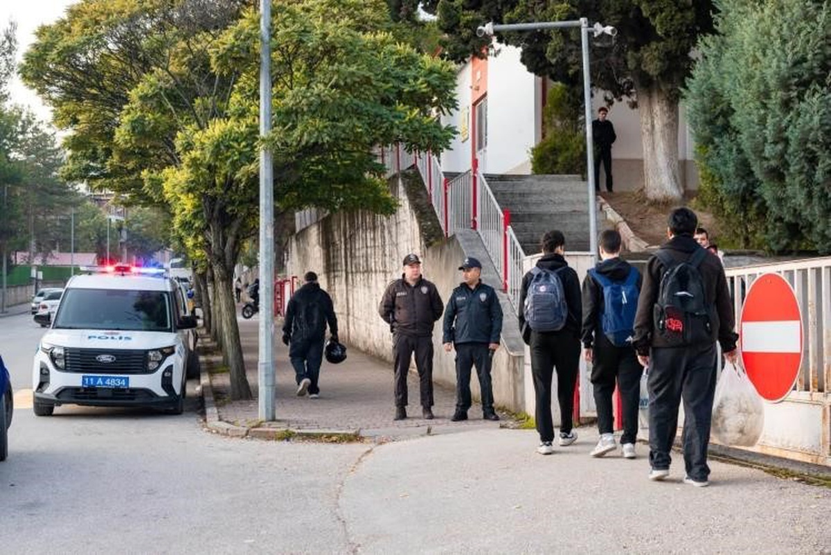 Bilecik'te okul çevrelerinde polis ve jandarma denetimi aralıksız sürüyor
