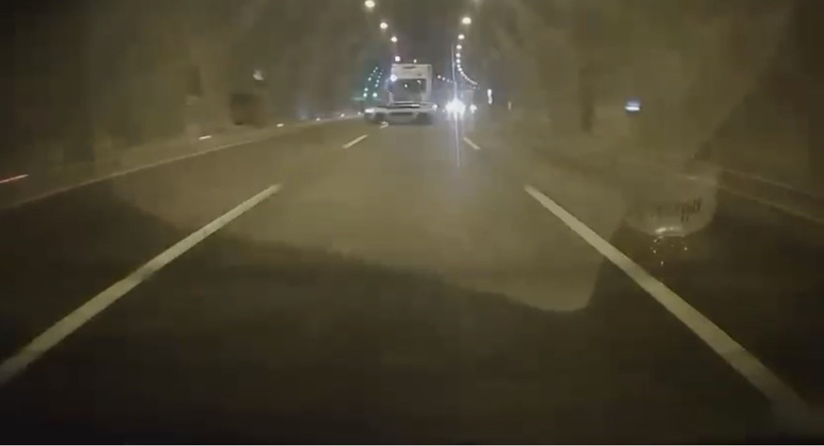 Bolu Dağı Tüneli'ndeki kaza kamerada: Otomobile arkadan çarpan tır kaçtı