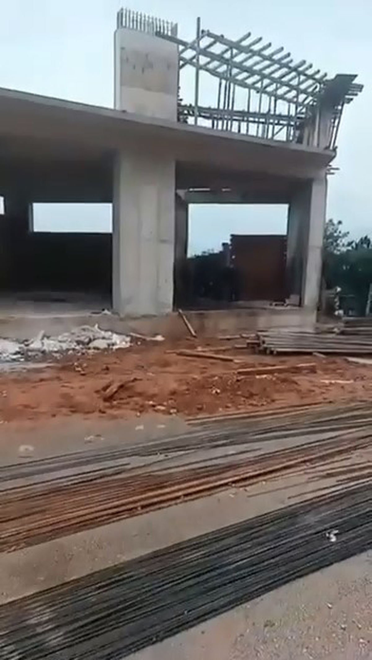 Bursa Kestel'de sanayi bölgesindeki inşatta 2'nci kattan düşen işçi yaralandı