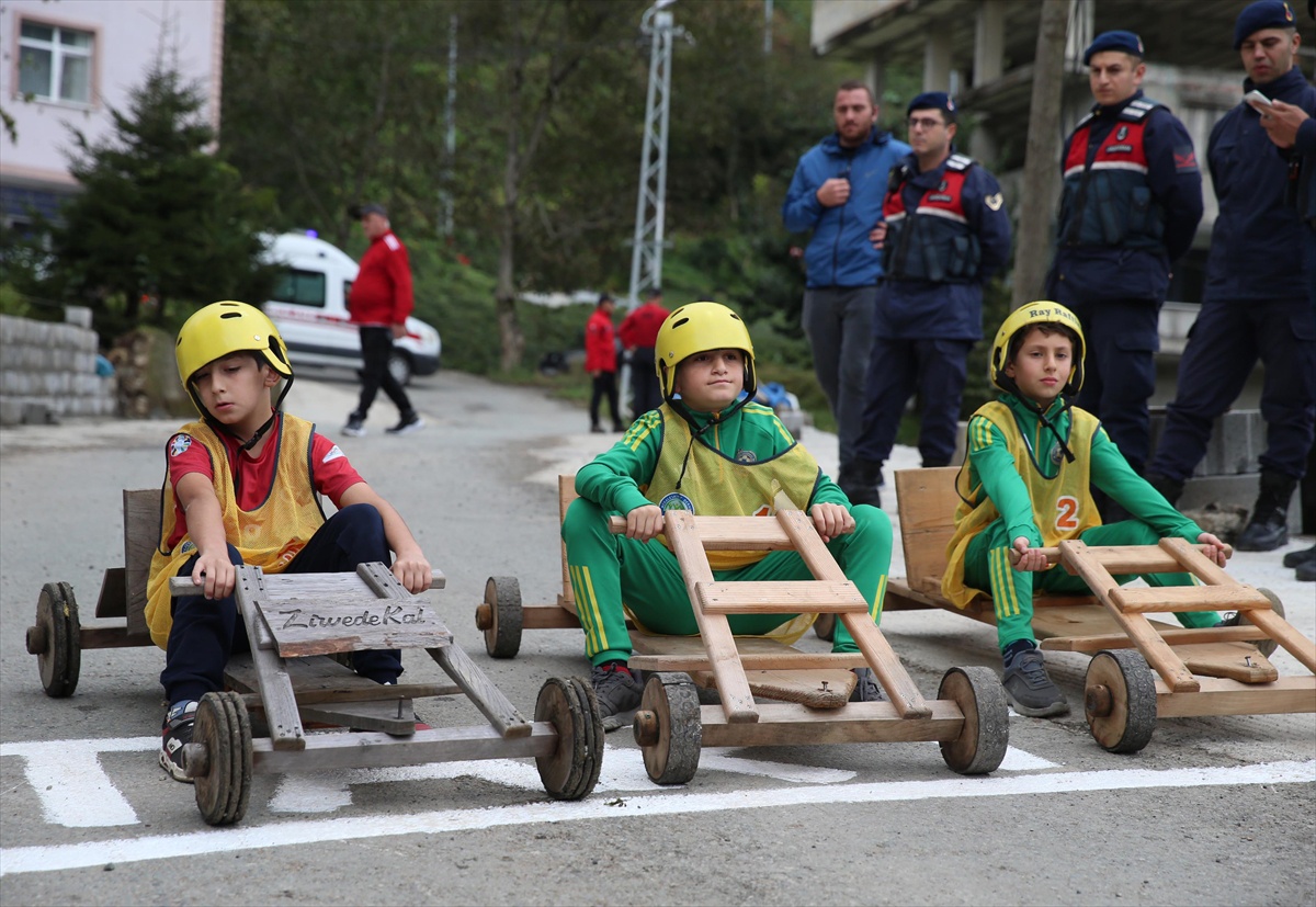 Çamlıhemşin'de 16'ncı Laz Ralli Tahta Araba Yarışları 33 katılımcıyla yapıldı