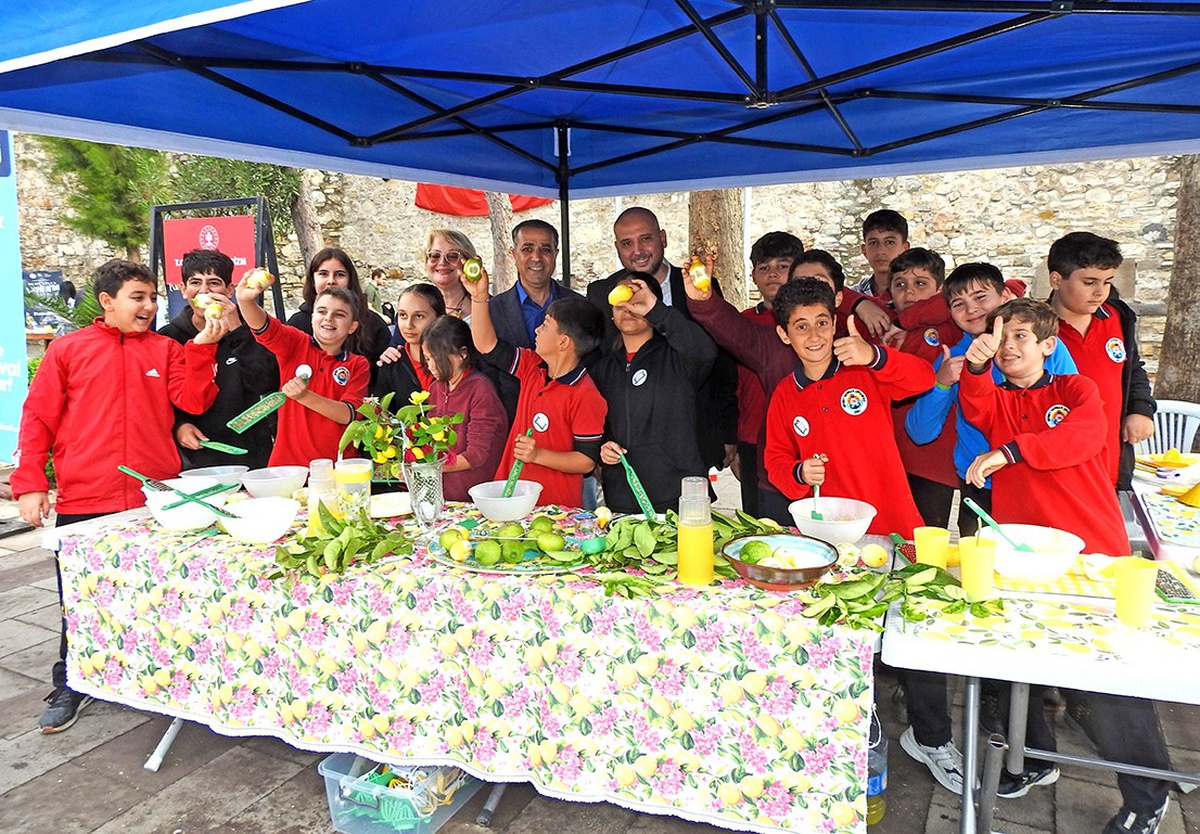 Çeşme Kalesi'ndeki atölyede çocuklar yerel limonla limonata yapmayı öğrendi