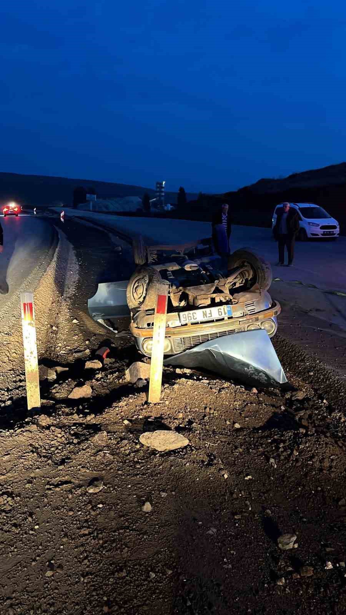 Çorum İskilip'te şarampole devrilen otomobil hurdaya döndü, sürücü yara almadı