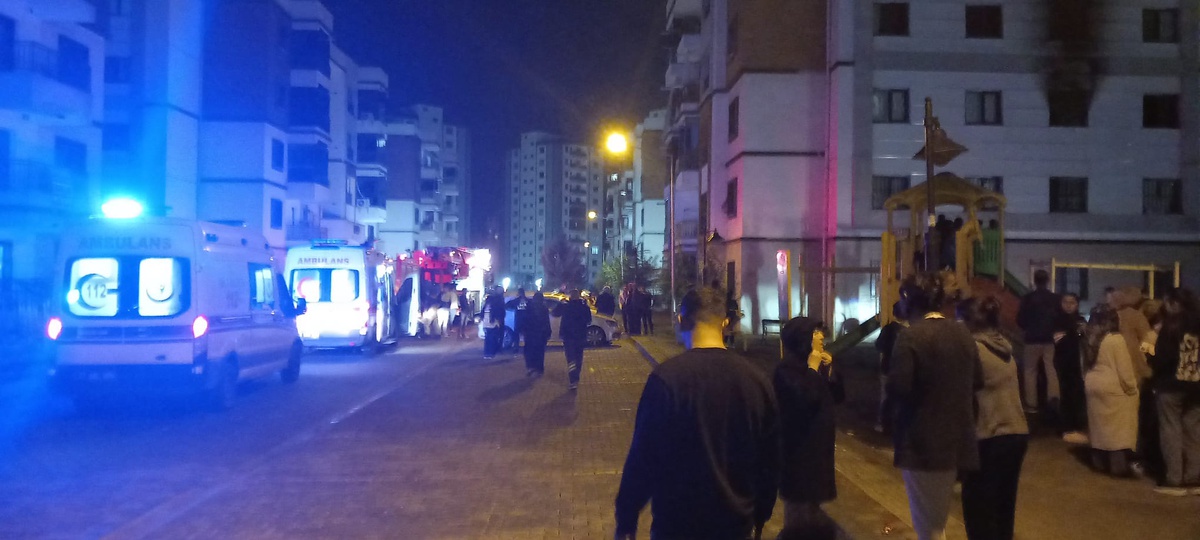 Diyarbakır Kayapınar'daki apartman yangınında 3 çocuk ve 2 yetişkin dumandan etkilendi