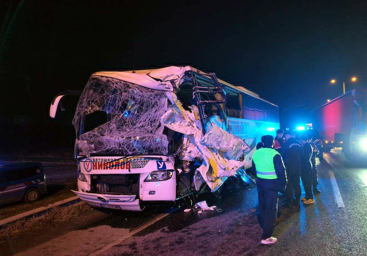 Edirne'de tur otobüsü TIR'a arkadan çarptı, Bulgaristan uyruklu 10 turist yaralandı