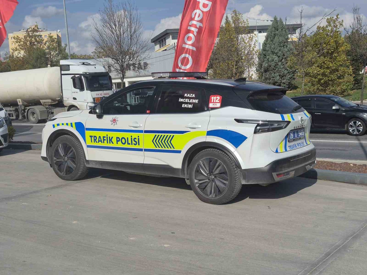 Eskişehir'de akaryakıt istasyonunda otomobilin çarptığı kadın hastaneye kaldırıldı