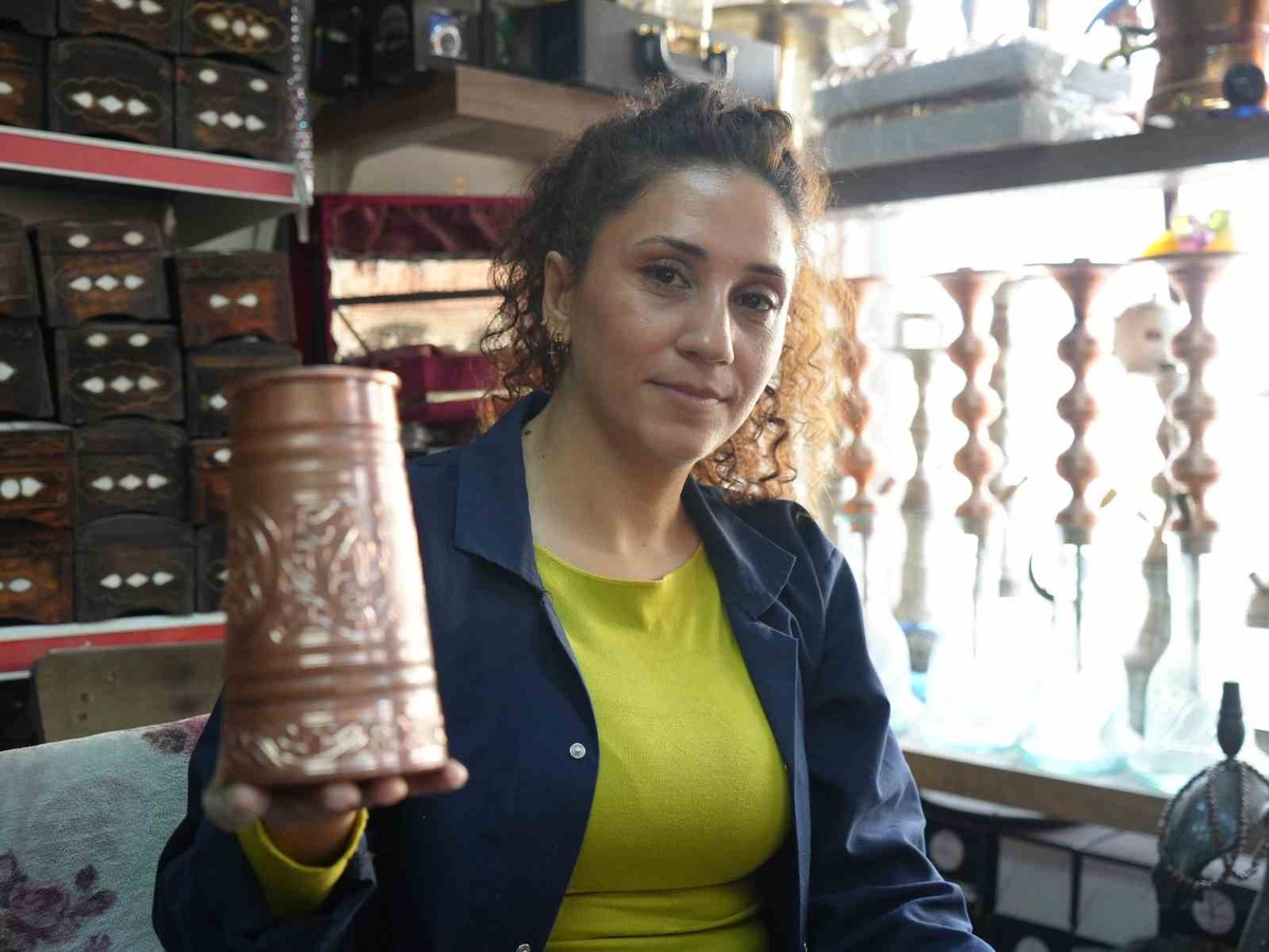 Gaziantep'te bakır ustası Seda Çetin 11 yıldır erkek ustalara taş çıkartıyor