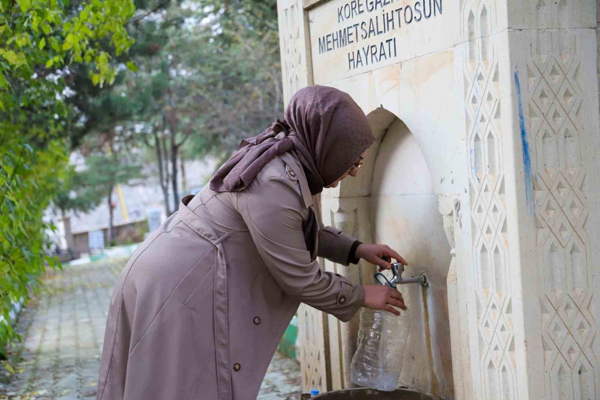 Gümüşhane'deki kadın sanatçı, Emirler Mezarlığı'ndaki silik mezar taşlarını yeniledi