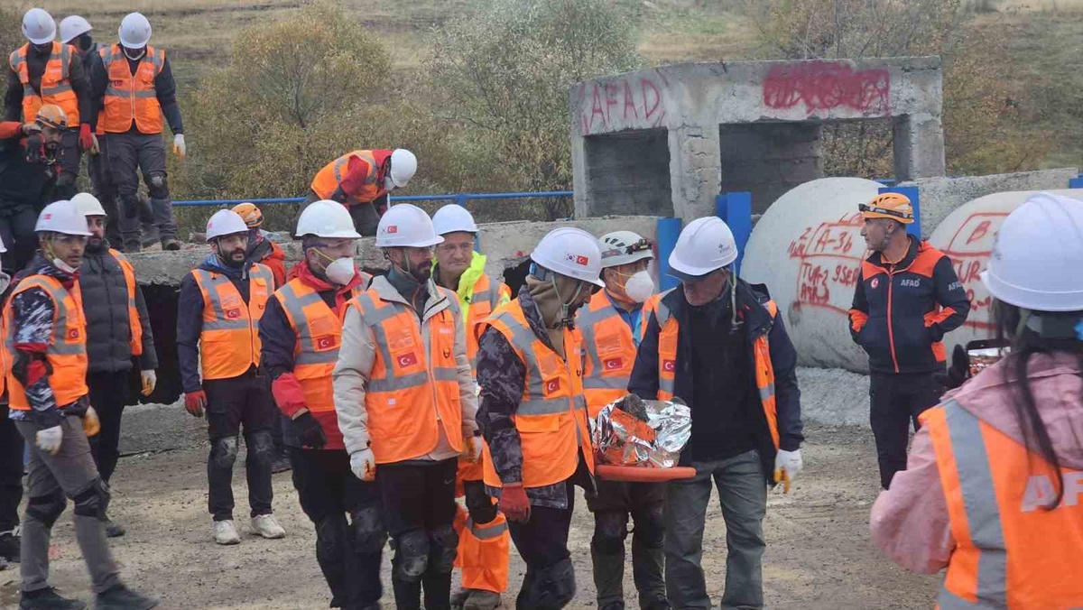 Hakkari AFAD, CİSAD ekibine Otluca'da akreditasyon eğitimi verdi