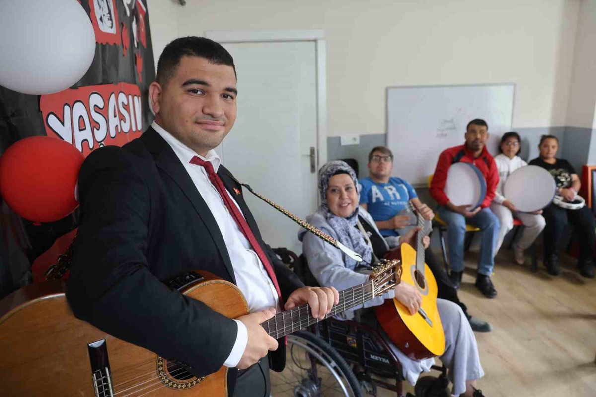 Hatay Antakya'da otizmli Ertuğrul Gök, 6 enstrüman çalıp müzik öğretmeni oldu