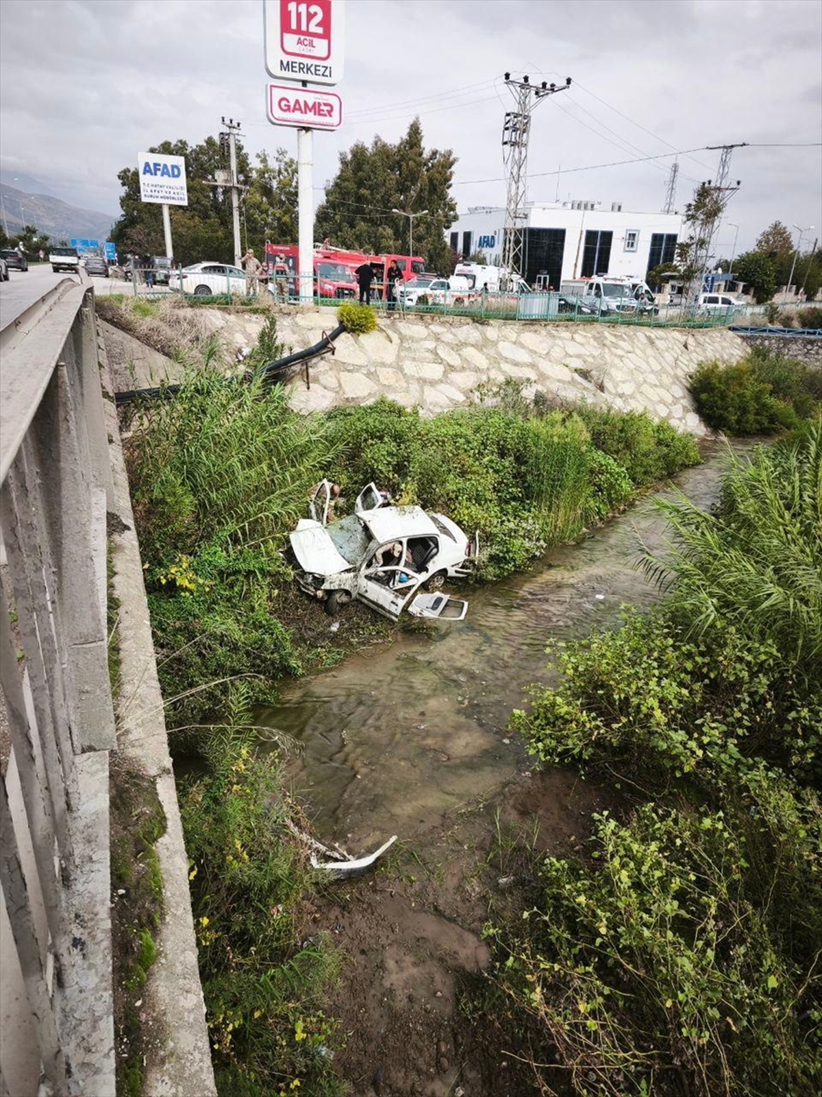 Hatay Antakya'da otomobil köprüden dereye düştü, araçta sıkışan 3 kişi yaralandı