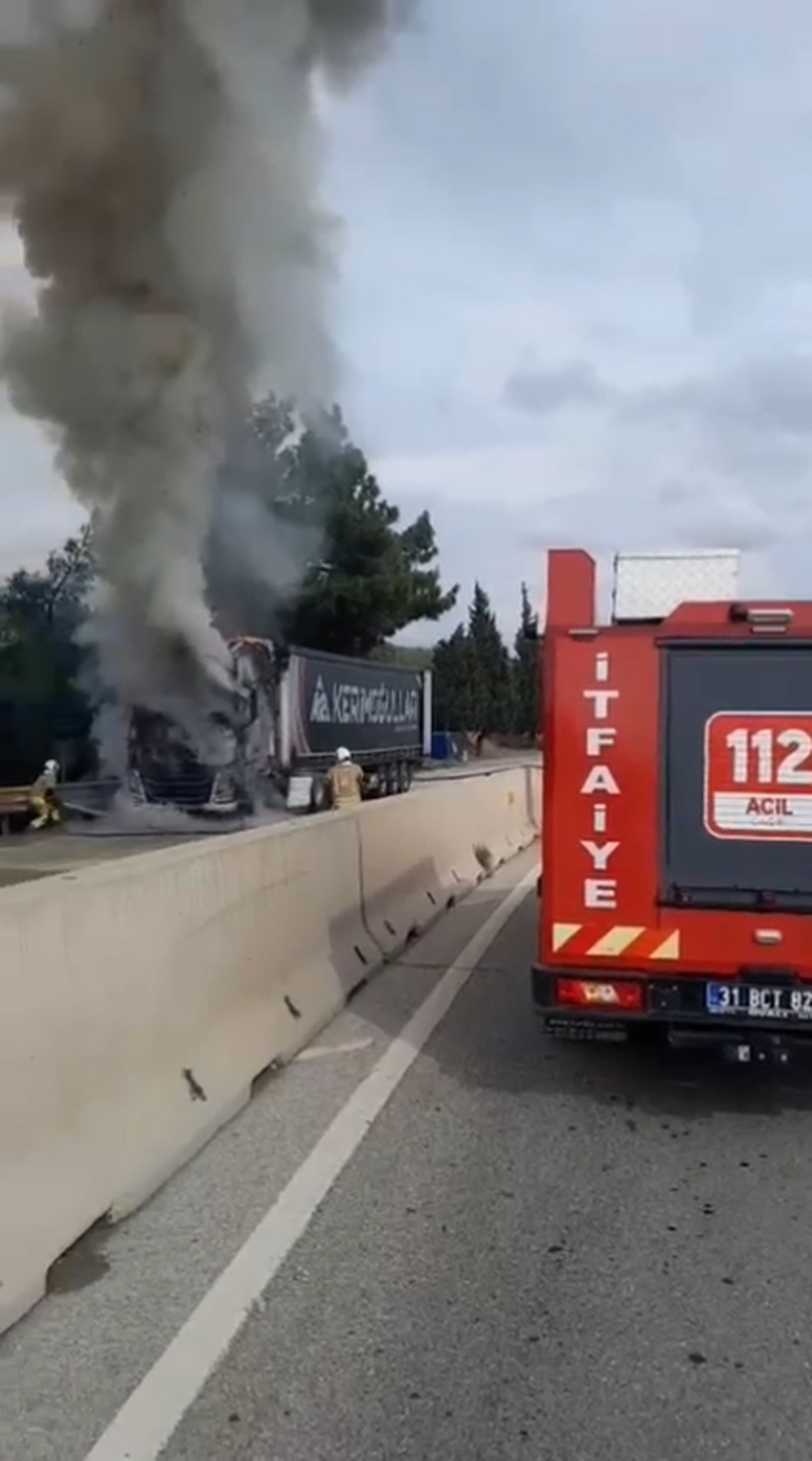 Hatay Belen'de seyir halindeki TIR alev aldı, itfaiye yangını söndürdü