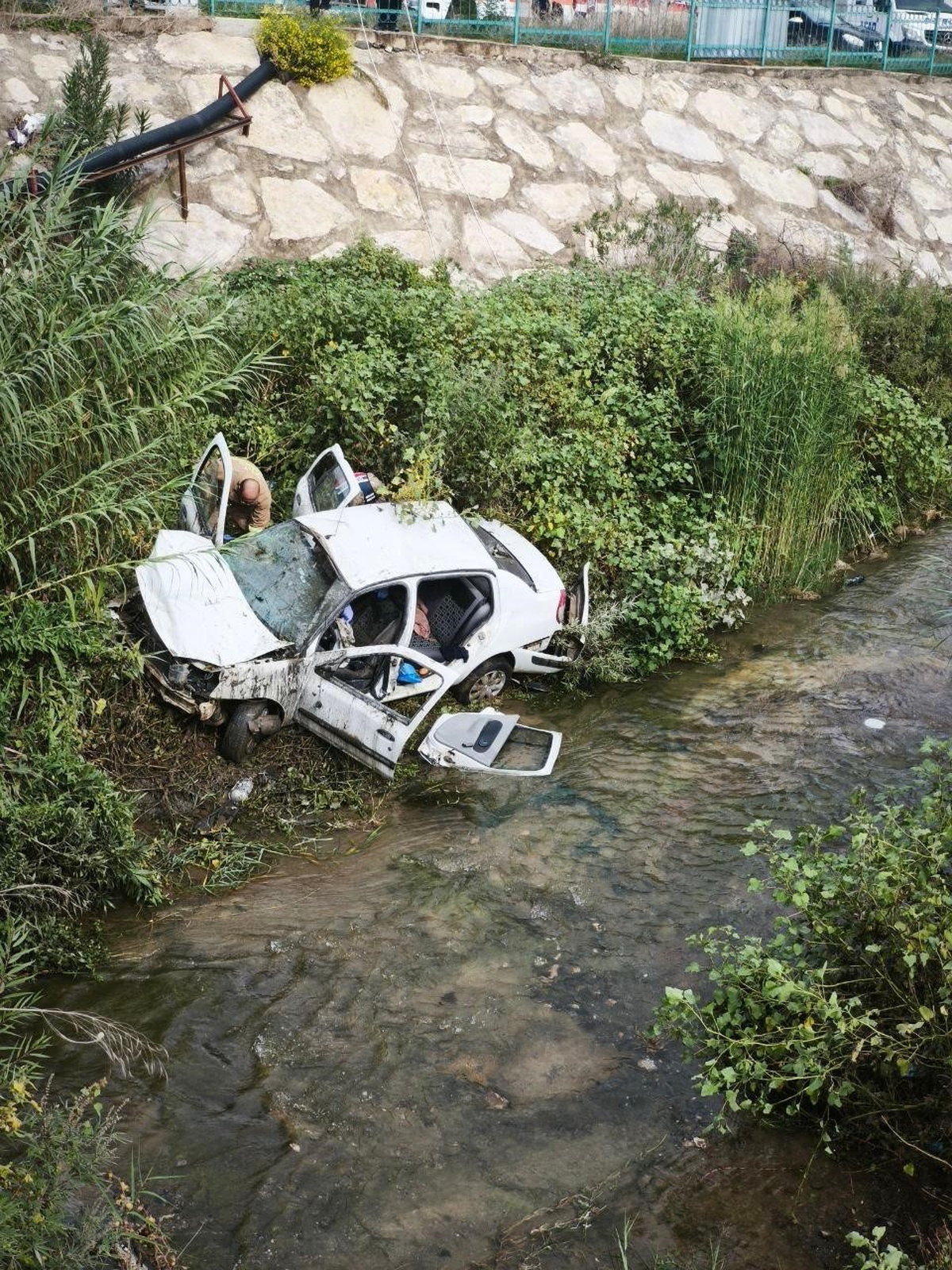 Hatay'da dereye uçan otomobilde 3 kişi yaralandı, AFAD ve itfaiye kurtardı