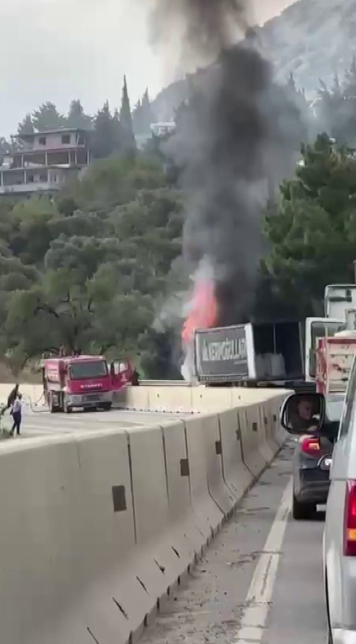 Hatay'da tırın motoru alev aldı, yangın dorseye sıçramadan kontrol altına alındı