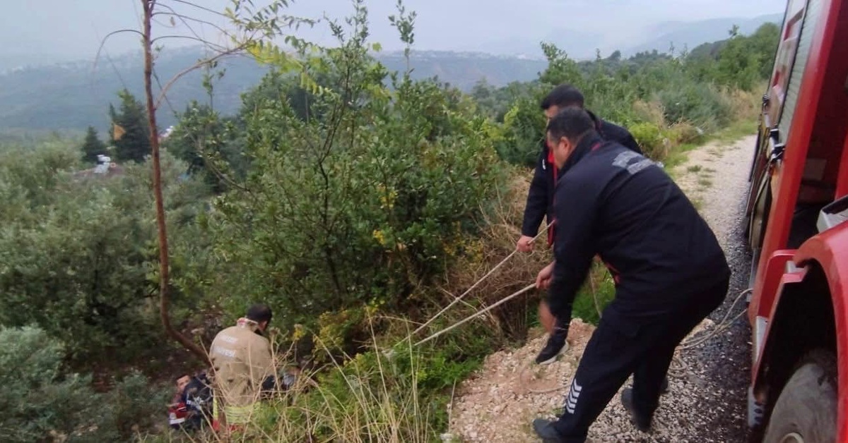 Hatay Defne'de kayalıklardan düşen vatandaş, itfaiye ekiplerince kurtarıldı