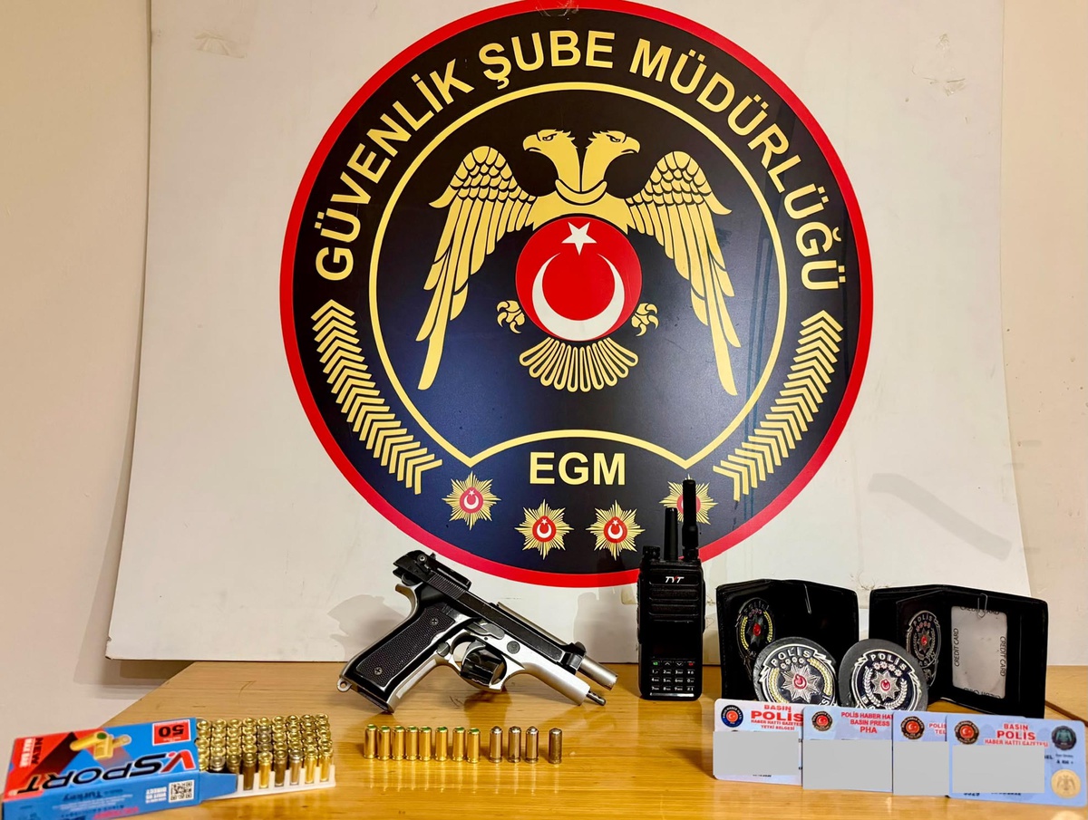 İzmir'de silah teşhiri yapan şüpheli gözaltına alındı, 8 kokart ele geçirildi