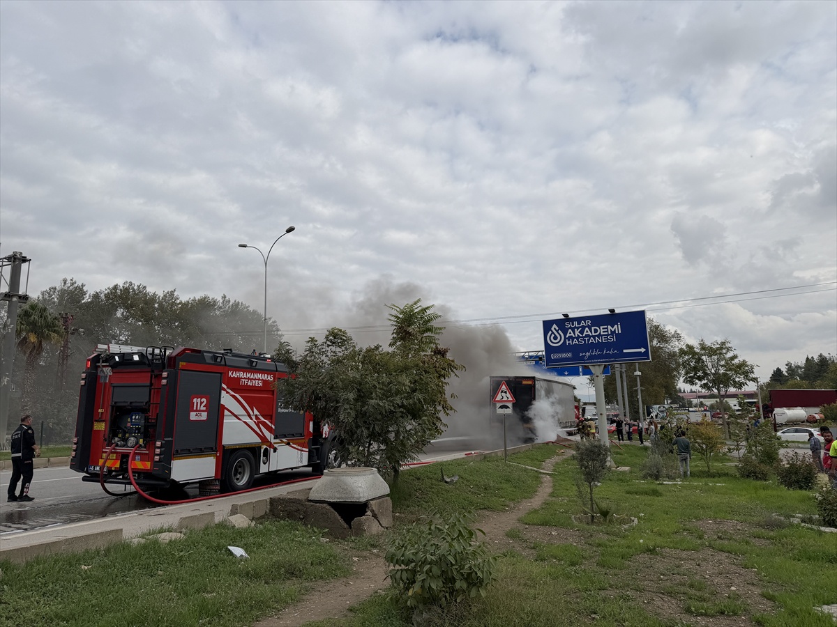 Kahramanmaraş Dulkadiroğlu'nda fındık yüklü tırın dorsesinde çıkan yangın söndürüldü