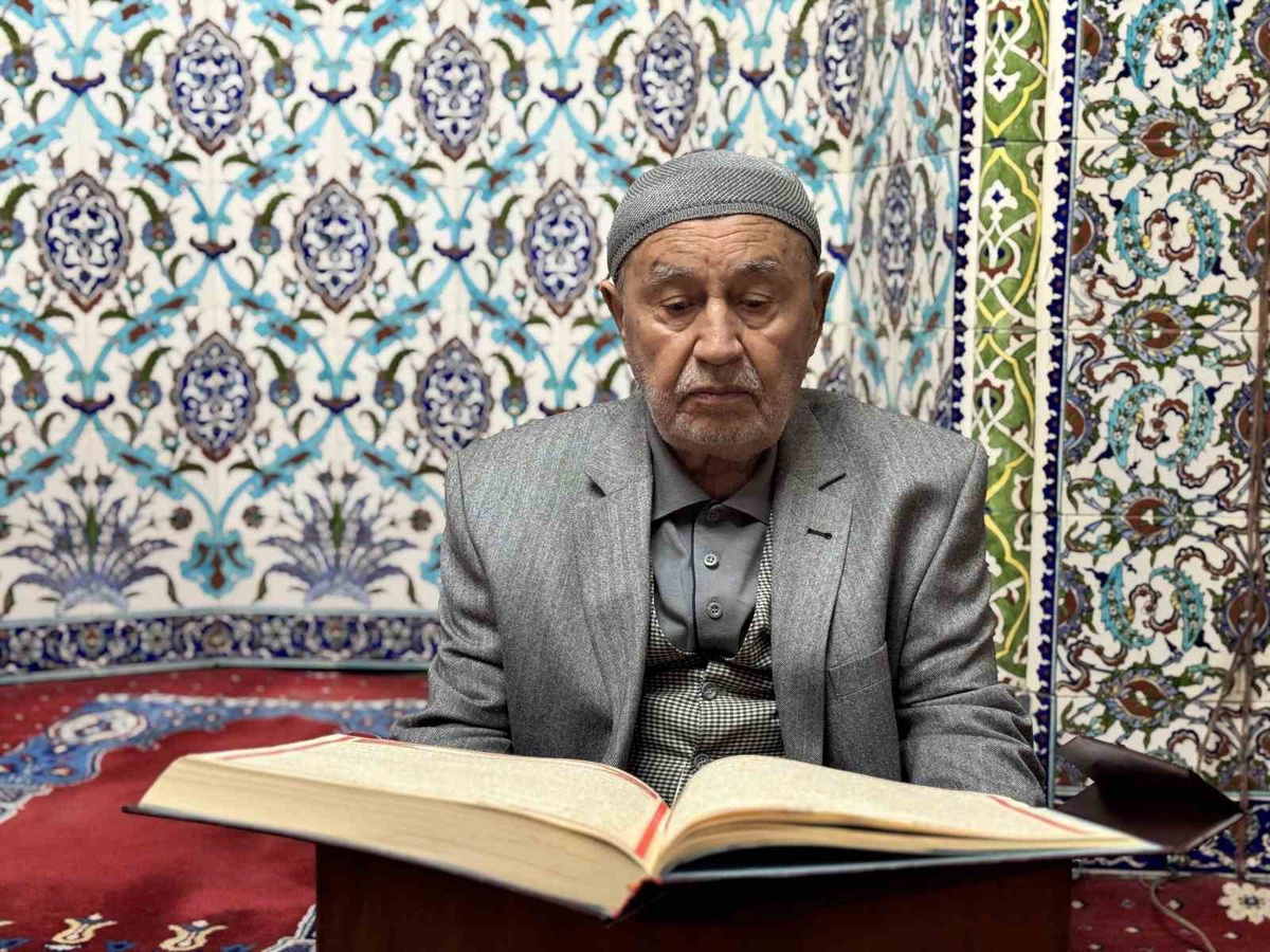 Karabük'te 87 yaşındaki Halil Önder, pandemide kendi çabasıyla üç yılda hafız oldu