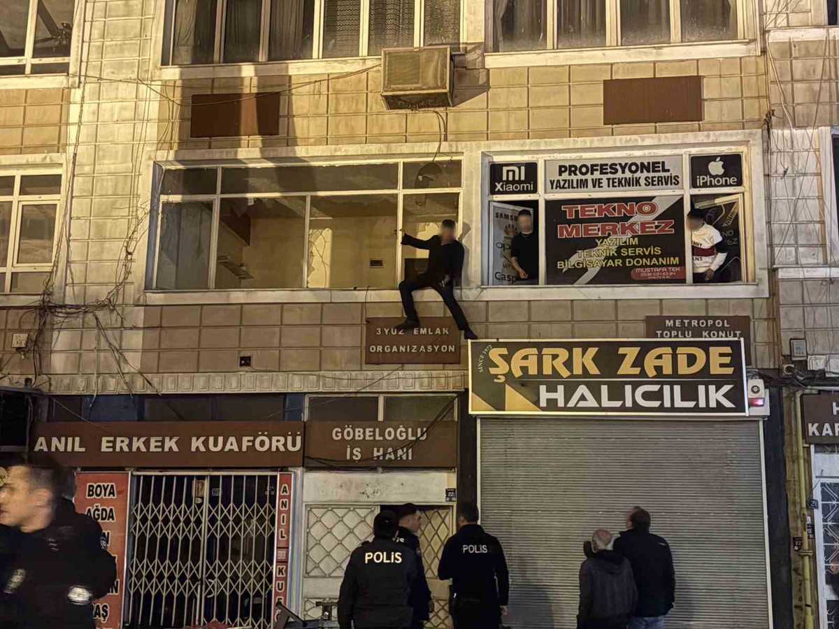 Kayseri Melikgazi'de cam kırıp kendine zarar vermek isteyen şahıs zorla indirildi