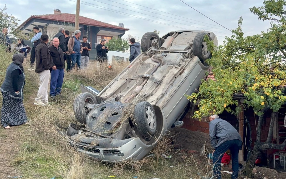 Kırıkkale'de kömürlük çatısına devrilen otomobilde yaralanan kimse olmadı