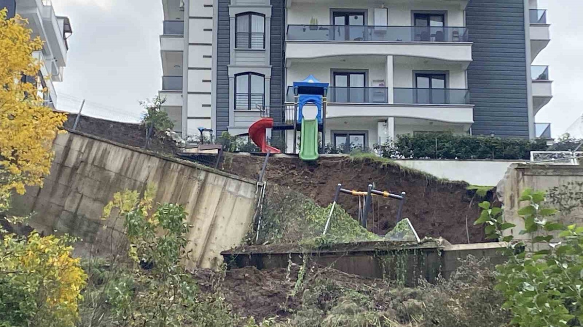 Kocaeli Başiskele'de toprak kayması çocuk parkına zarar verdi, 2 ağaç devrildi