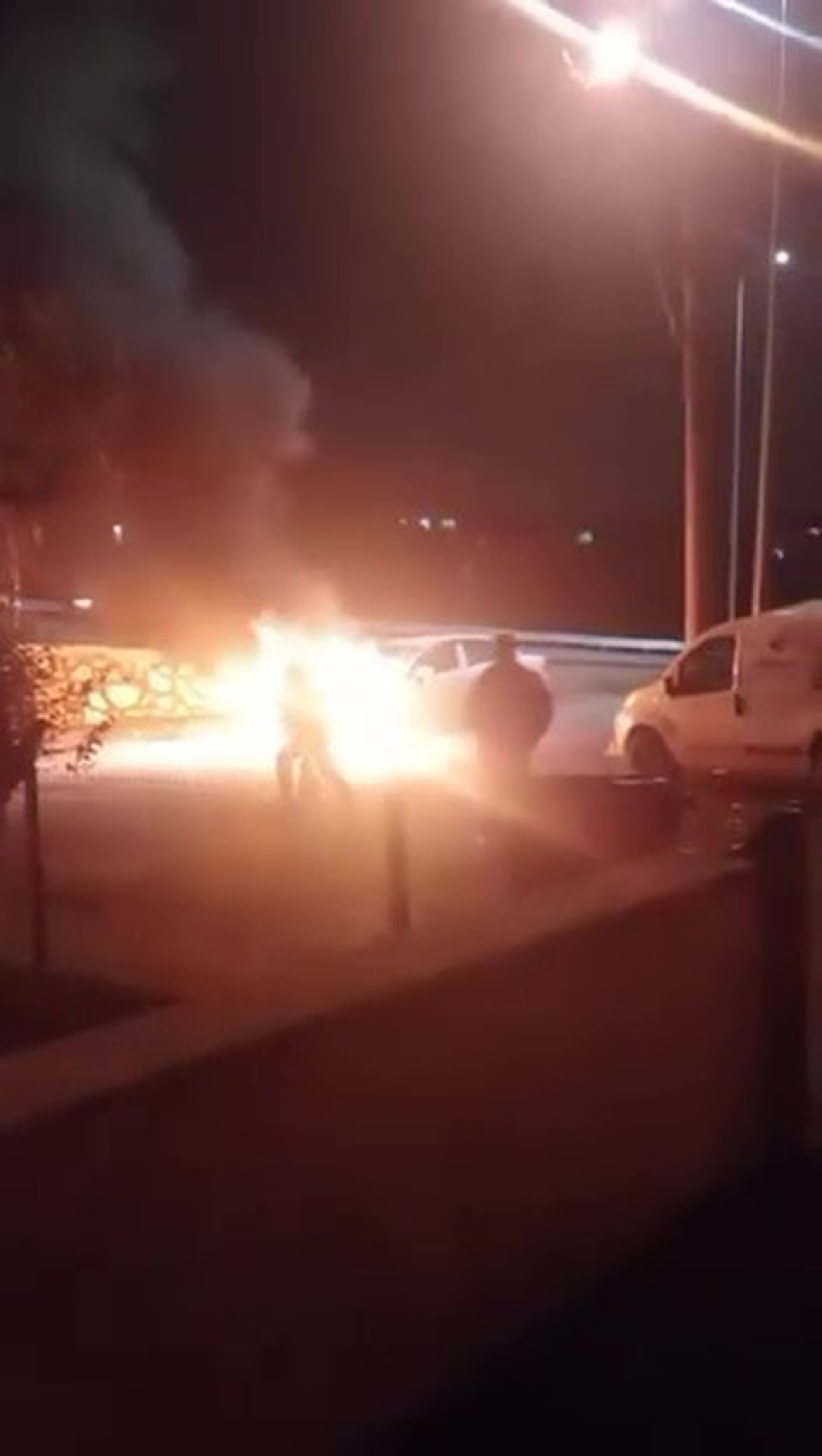 Kocaeli Körfez'de alev alan otomobil itfaiyece söndürüldü, araçta maddi hasar var