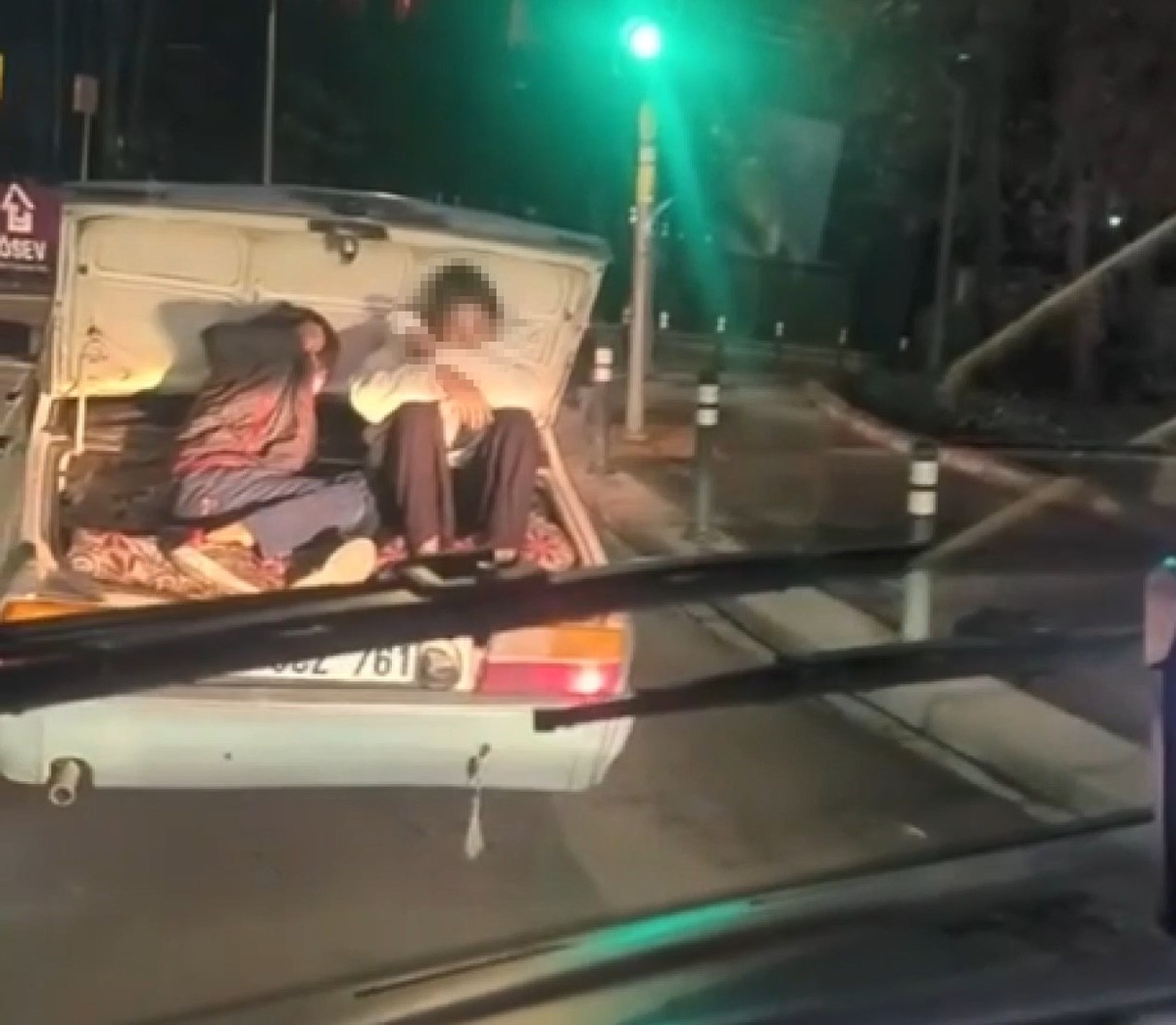 Sefaköy'de tehlikeli yolculuk! Seyir halindeki otomobilin bagajında 2 çocuk